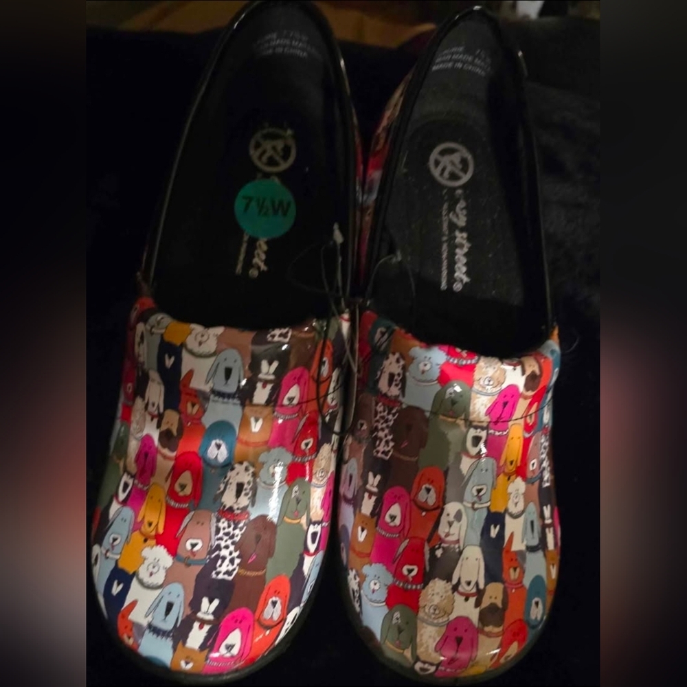 Easy Street Patent Slip Resistant Cushion Sole Multicolor Dog Print Slip-ons 7.5 - Picture 4 of 10